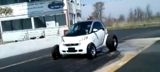 Achtbar: smart fortwo mit V8 Motor (Video): Der per Chevy Big-Block aufgebrezelte smart fortwo tritt bei Viertelmeilen-Rennen in den USA an