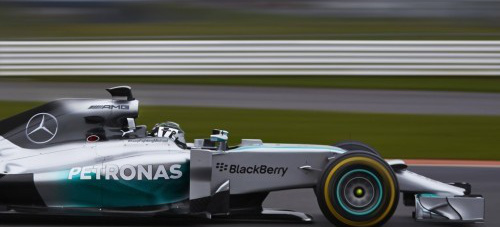 Tag 1 Jerez: Formel 1 Jungfernfahrt des W05 endet unglücklich nach Bestzeit: Lewis Hamilton fuhr erst Bestzeit, dann endete seine Fahrt im Reifenstapel