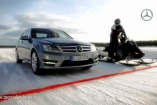 Star on Ice (Video): Ein Snowmobil  tritt auf zugefrorenem See gegen  eine Mercedes C-Klasse an 