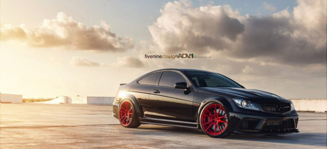 Rot und rassig: Mercedes C63 AMG Black Series mit markantem Optik-Trimm: Mit Carbon-Trimm und roten Rädern sieht die sportlichste aller C-Klassen noch dynamischer aus