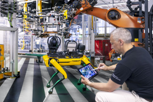 Mercedes-Benz Werk Düsseldorf setzt Roboter-Hund ein: Roboter-Hund „Aris“ „erschnüffelt“ Einsparpotentiale im Mercedes-Werk