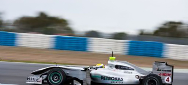 Formel 1 Test in Jerez: Am Donnerstag stand Mercedes-Pilot Rosberg im Regen  : Schlechte Wetterverhältnisse trübten die Testbedingungen für die Silberpfeile
