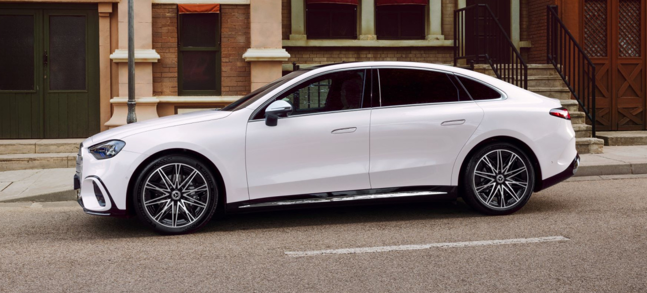 Die neue elektrische Mercedes-Benz C‑Klasse ist ab sofort bestellbar: Der Basispreis für den C 400 4MATIC liegt bei 67.711 Euro (inkl. MwSt.)